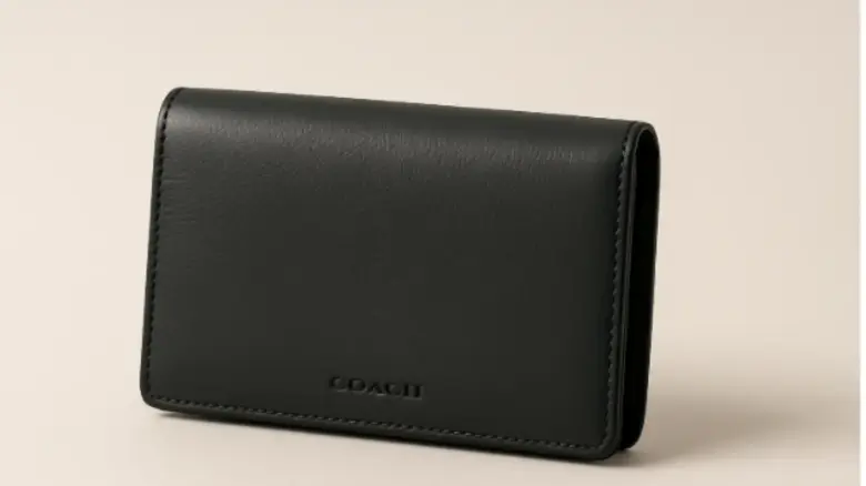 黒のレザー素材で男女問わず使えるCOACHの三つ折り財布