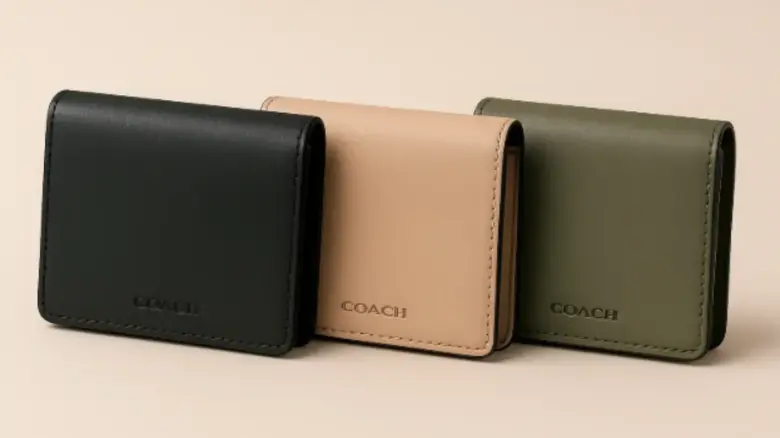 COACH風のシンプルなレザー財布が3色で並ぶ、男女兼用デザインのイメージ画像