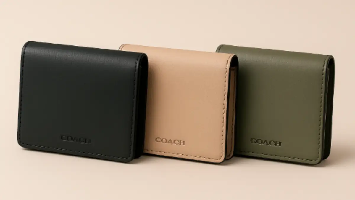 COACH風のシンプルなレザー財布が3色で並ぶ、男女兼用デザインのイメージ画像