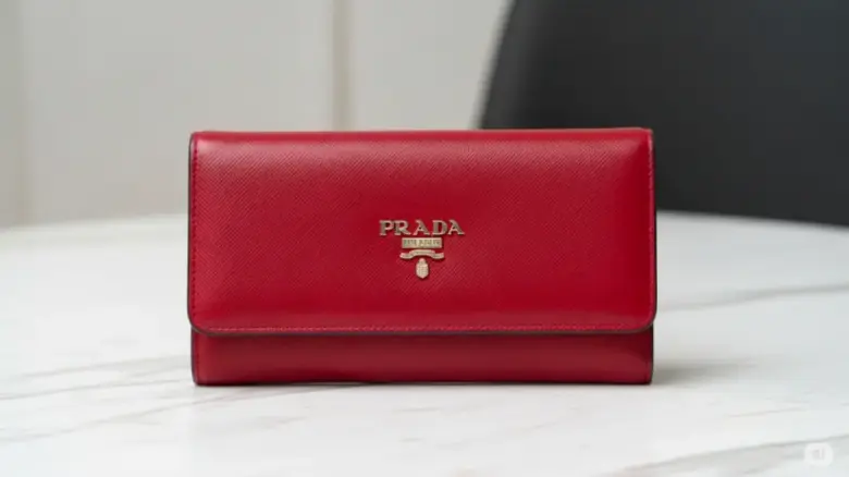 豊富なカラーとデザインのPradaの財布