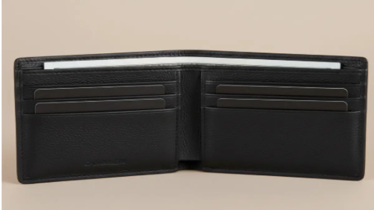 カルバンクライン財布を開いた内部ディテール。カードスロットや札入れ構造が見えて、上質なレザーの質感が伝わるクローズアップ画像。